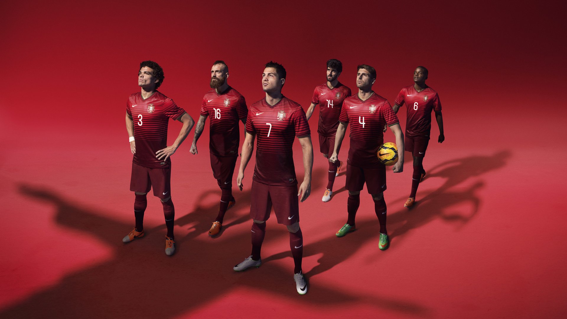 女子足球裁判员培训体系完善提升赛事判罚质量，足球女裁判搞笑视频